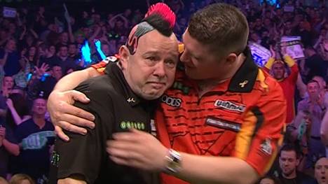 Eric Bristow ist ersten Berichten zufolge beim Judgement Day vor Ort gewesen und in der Halle zusammengebrochen. Jede Hilfe kam zu spät. Peter Wright kann seine Tränen nach dem Match nicht verstecken.
