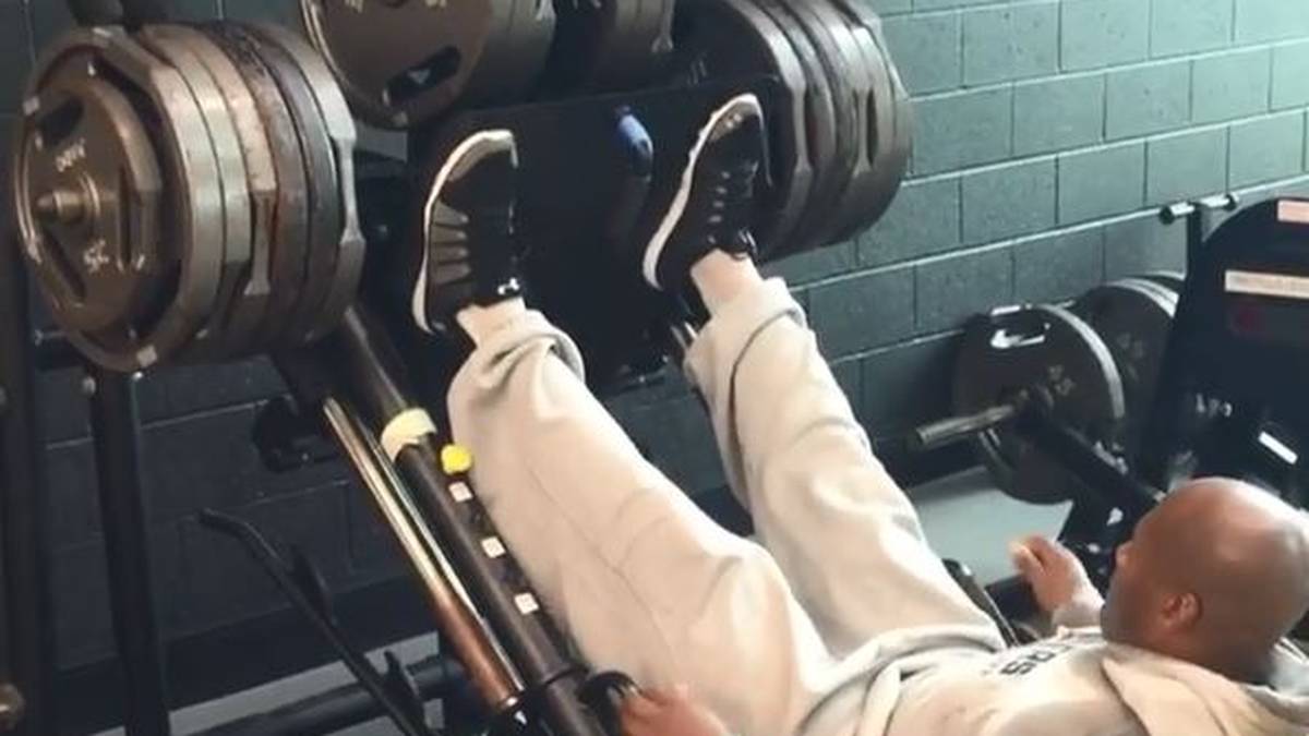 Auch für Football-Profis ist der Gang ins Gym unerlässlich: Linebacker James Harrison von den Pittsburgh Steelers stählt seine Beinmuskulatur und wuchtet 500 Kilo nach oben. 