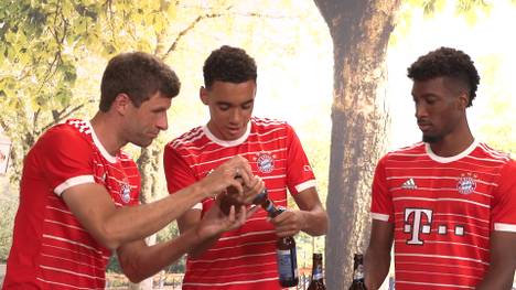 Jamal Musiala bekommt eine spezielle Lehrstunde von Thomas Müller. Doch dieses Mal geht es nicht ums Toreschießen.