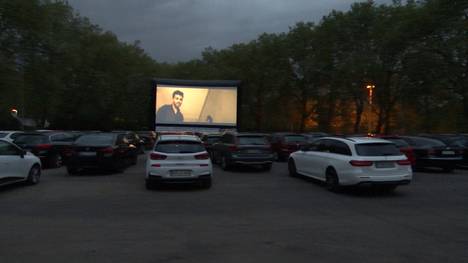 Sollte die Bundesliga ihren Spielbetrieb wieder aufnehmen, werden sich die Fans wohl mit Geisterspielen begnügen müssen. Vielleicht gibt es aber eine Lösung diese Spiele dennoch in gemeinsamen Gruppen zu sehen...