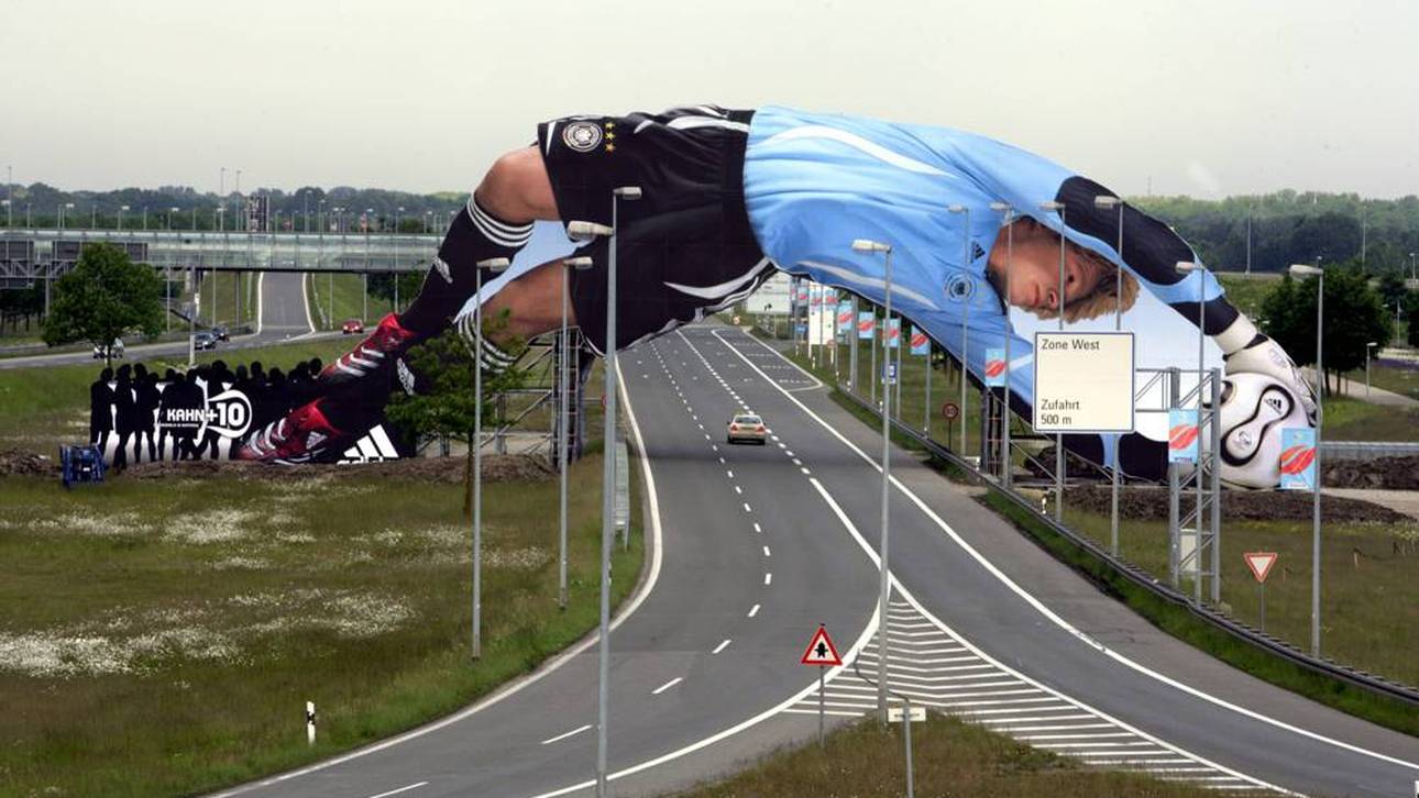 Das riesengroße Plakat von Oliver Kahn am Münchner Flughafen