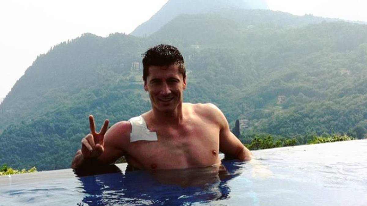 Nach der anstrengenden Saison freut sich Robert Lewandowski endlich mal auszuspannen. Und wie könnte das besser gelingen, als unter solchen Bedingungen? Die geschundenen Beine sind im Wasser, die Sonne scheint auf die lädierte Schulter - wo er immer noch ein Pflaster trägt. Immer noch gegen die Schmerzen? Dem Bayern-Stürmer scheint es jedenfalls nicht allzu schlecht zu gehen...