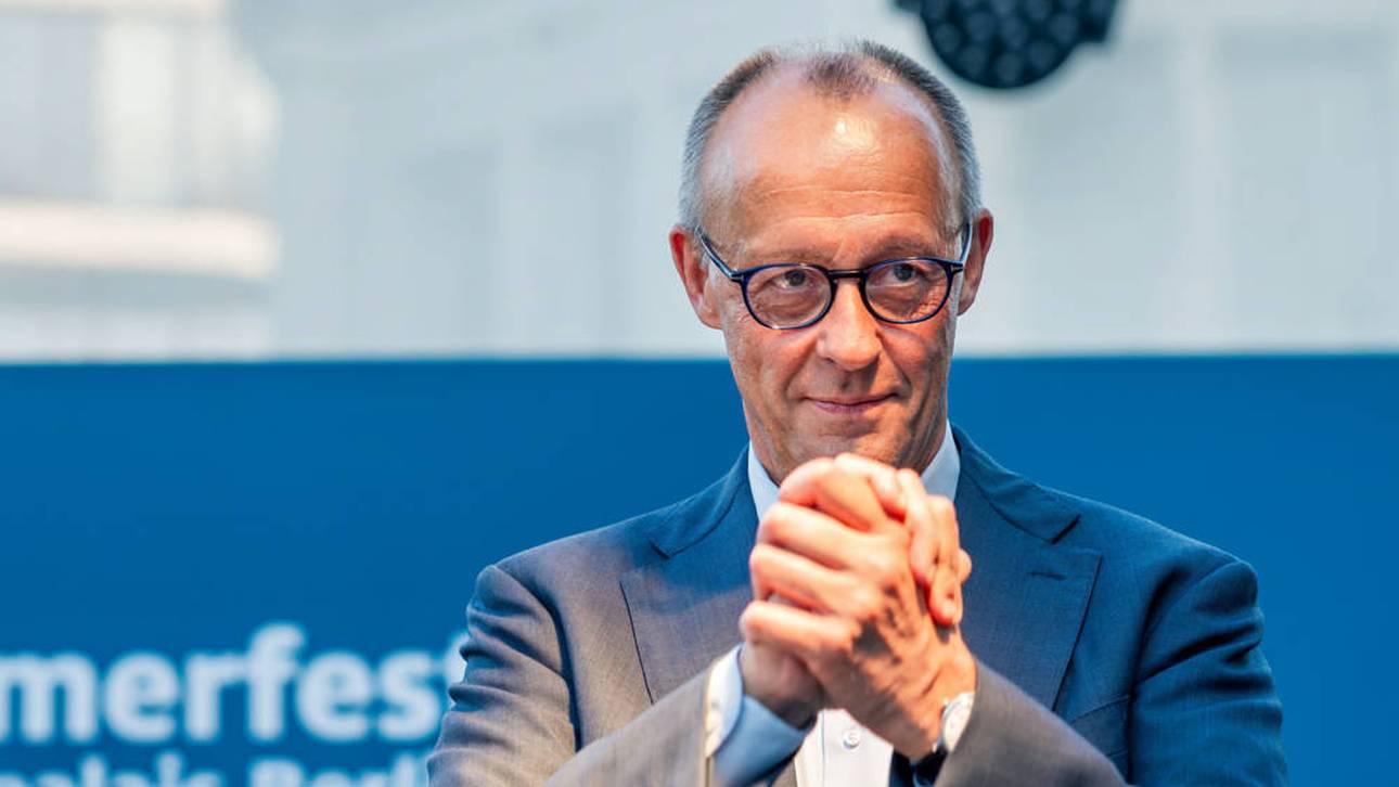 Bundeskanzler schenkt DFB-Elf Trost