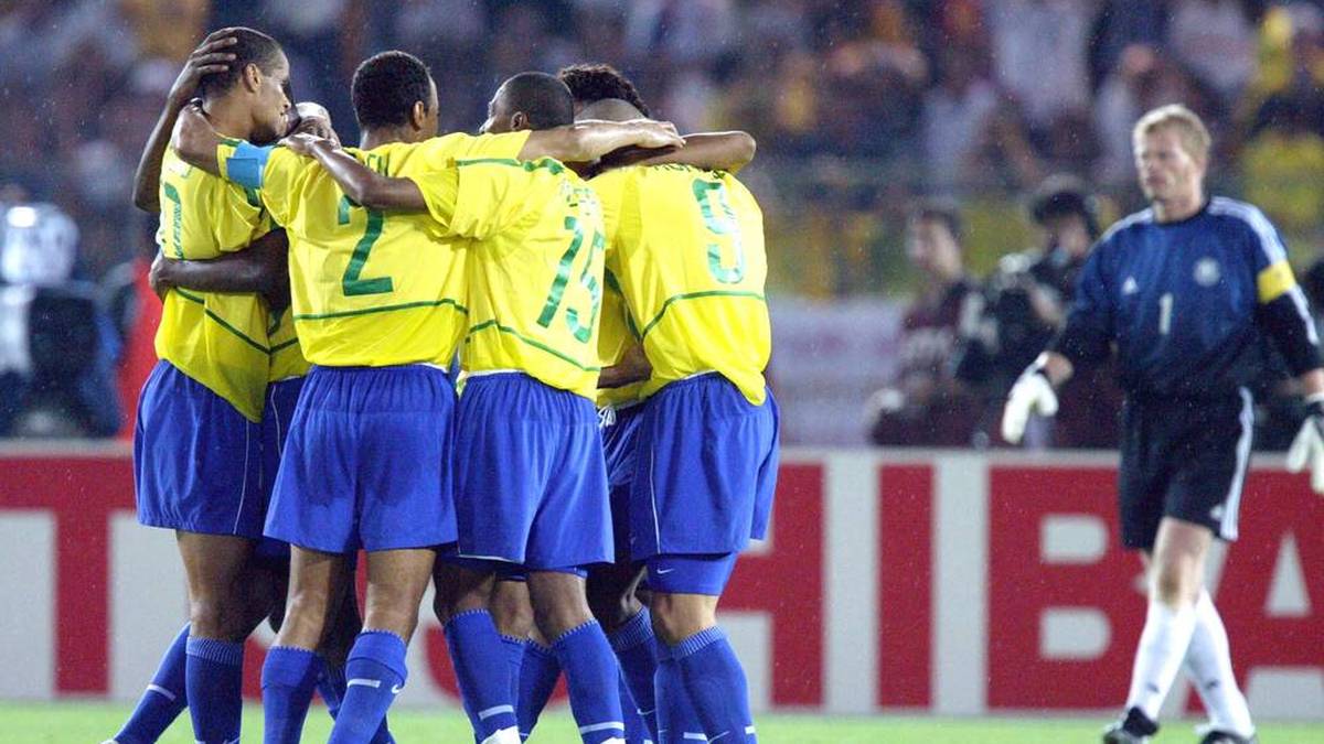 2002: Brasilien feiert in Japan/Südkorea seinen fünften WM-Titel. Im Finale in Yokohama wird Deutschland mit 2:0 bezwungen