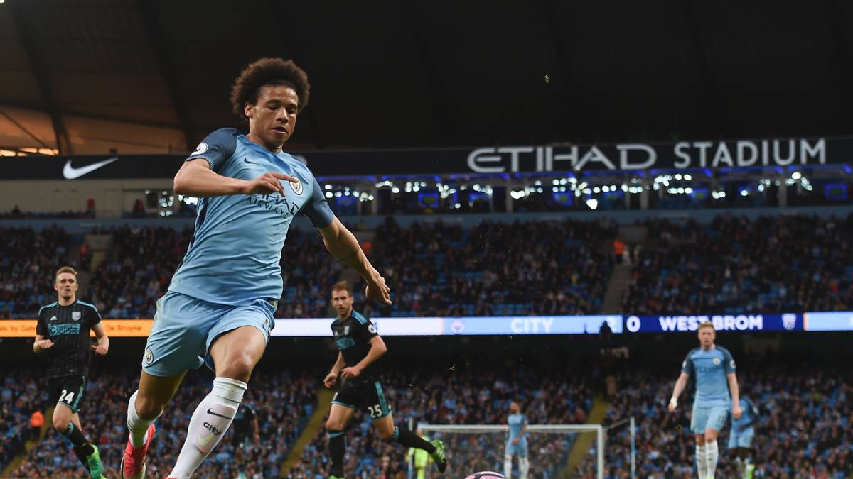 Leroy Sane hat bei Manchester City längst den Durchbruch geschafft. Und verdient augenscheinlich auch genug Geld, um sich den ganzen Rücken tätowieren zu lassen - mit einem eher ungewöhnlichen Motiv