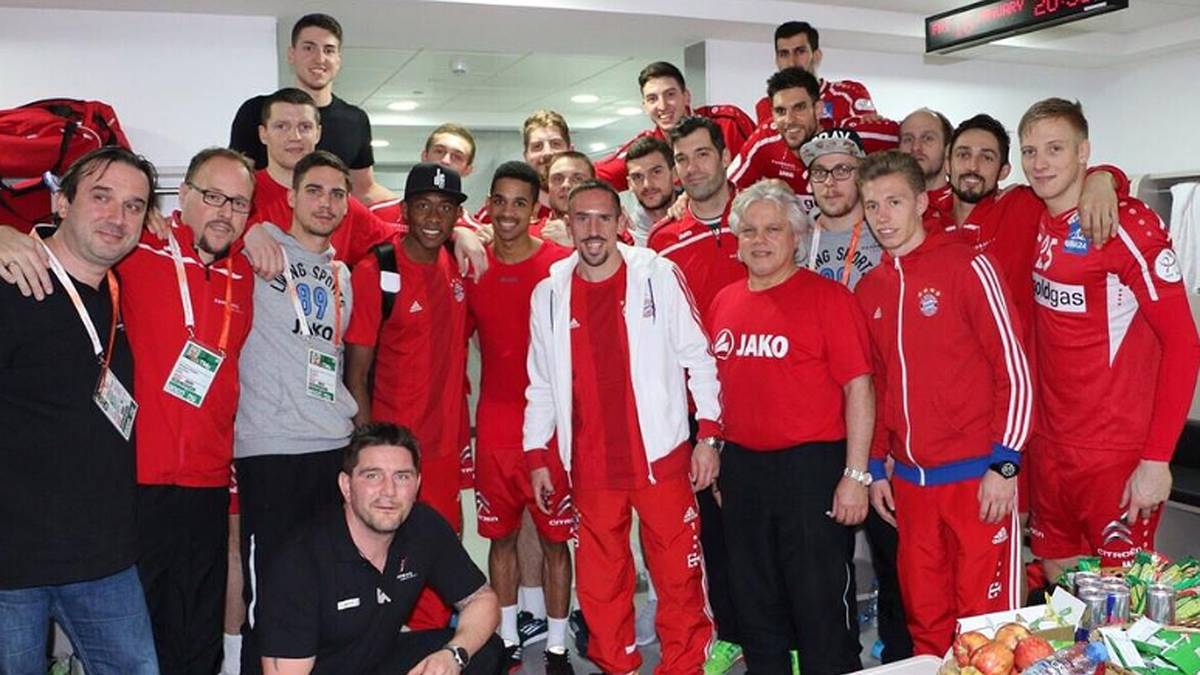 Drei Kollegen verschlägt es indes zu einem anderen Spiel. Franck Ribery, David Alaba und Mitchell Weiser sehen die 30:32-Niederlage der Österreicher gegen Kroatien. Nach dem Spiel sind die Austria-Handballer dank der Unterstützung der Bayern-Profis dennoch bestens gestimmt (Copyright: twitter@FCBayern)