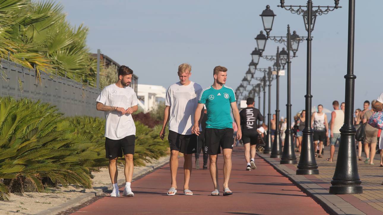 Marvin Plattenhardt, Julian Brandt und Timo Werner schlendern gemeinsam über die Promenade von Sotschi