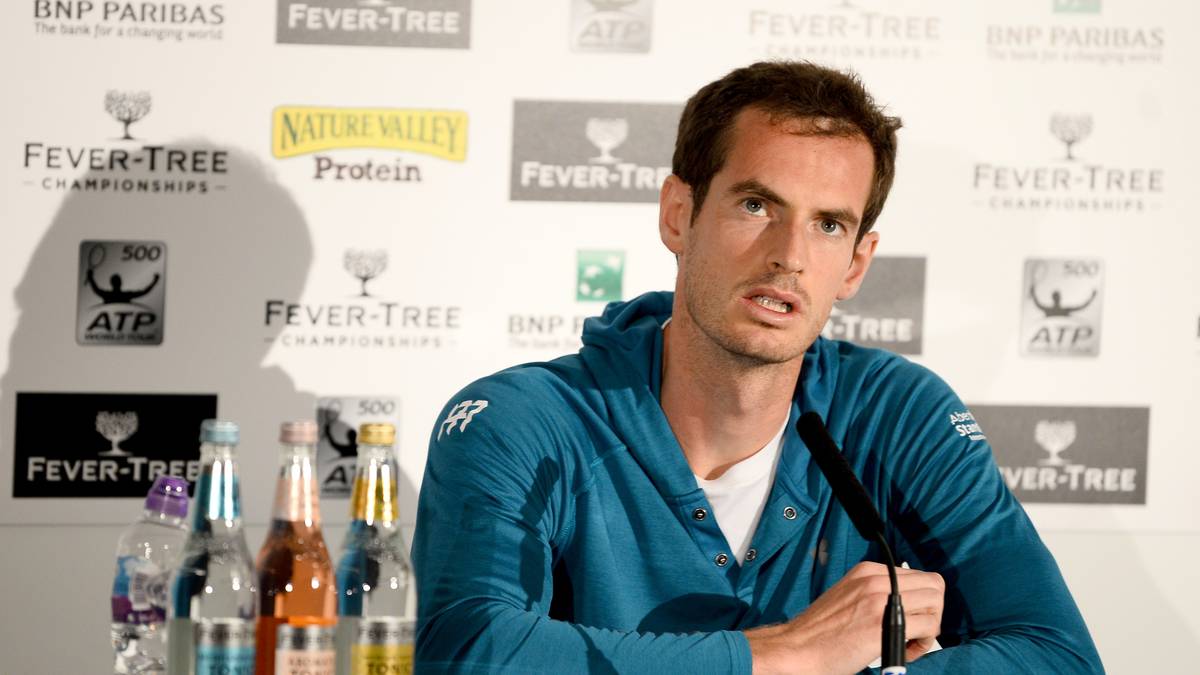 Im neuen Jahr soll wieder der Angriff auf die Spitze folgen, doch die Hüftprobleme hören nicht auf. Daher muss Murray wieder einmal in einer Pressekonferenz statt auf dem Center Court vor die Öffentlichkeit treten. Im Januar teilt er mit, dass er sich einer Hüftoperation unterziehen und sein Comeback zur Rasensaison planen werde