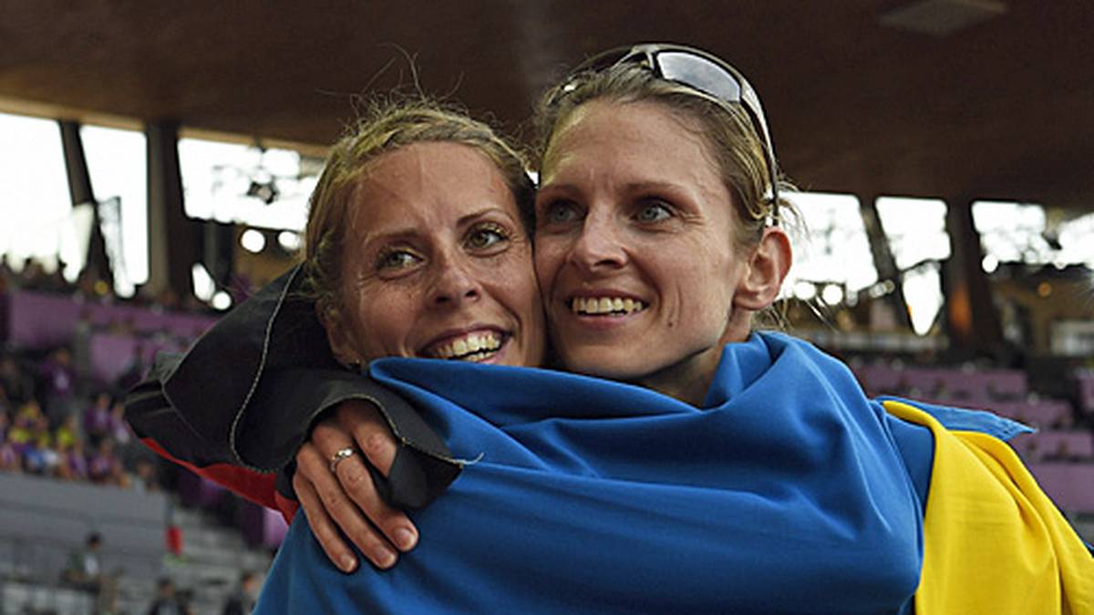 Antje Moldner-Schmidt (r.) bejubelt ihren EM-Triumph über 3000m eingewicklt in die Landesflagge der zweitplatzierten. Die Schwedin Charlotta Fougberg freut sich auch über Silber