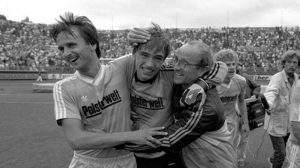 PLATZ 19 - DIRK DRESCHER: Stammkeeper Ralf Zumdick fehlt Bochum im August 1985 verletzt. Als Ersatzkeeper Croonen in Nürnberg vom Platz fliegt, schlägt die Stunde von Drescher (Mitte). Der eingewechselte Torwart schafft es mit 17 Jahren, 5 Monaten und 13 Tagen bei seinem umjubelten Ligadebüt für den VfL Bochum, den Kasten sauber zu halten. Es bleibt aber sein einziger Einsatz