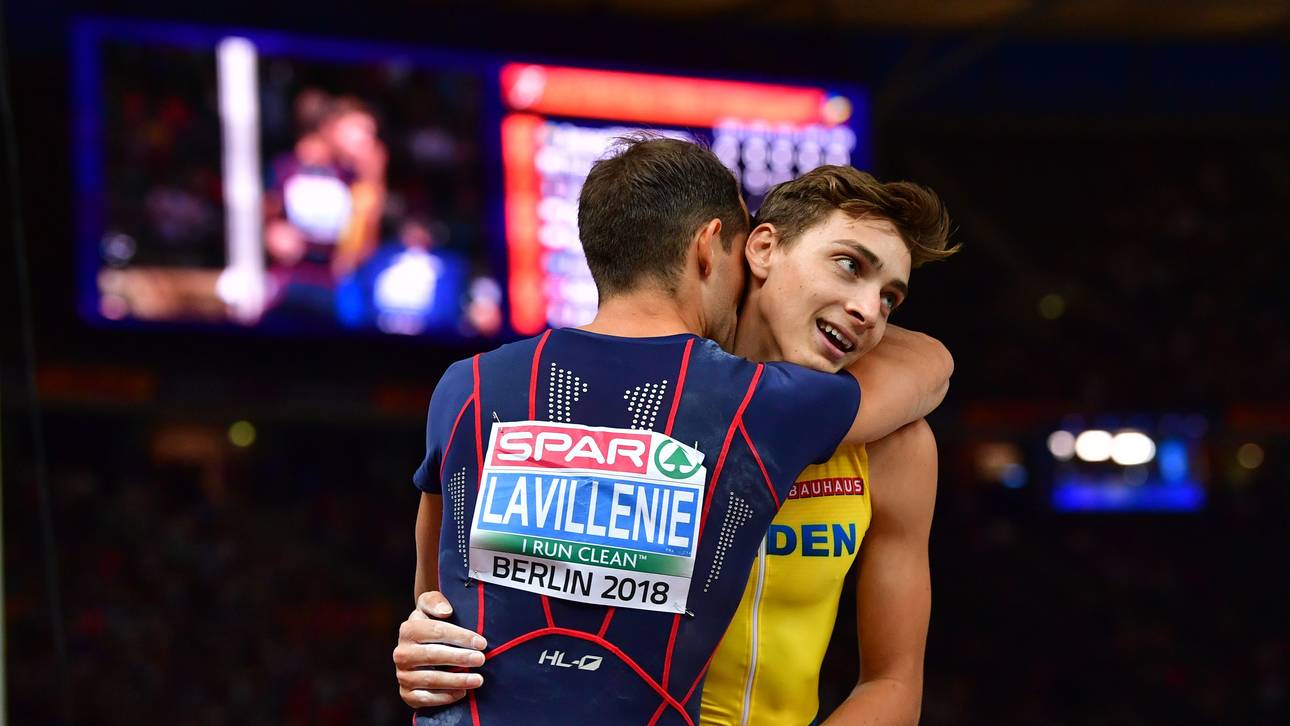 Renaud Lavillenie nahm Armand Duplantis nach seinem Sensationssprung direkt in den Arm