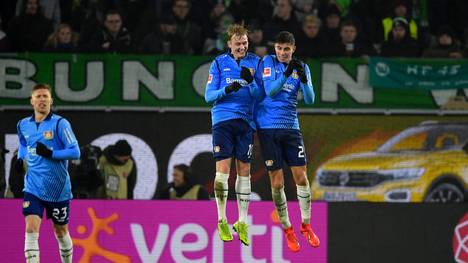 Julian Brandt und Kai Havertz bejubeln den Treffer zum 3:0 für Bayer Leverkusen
