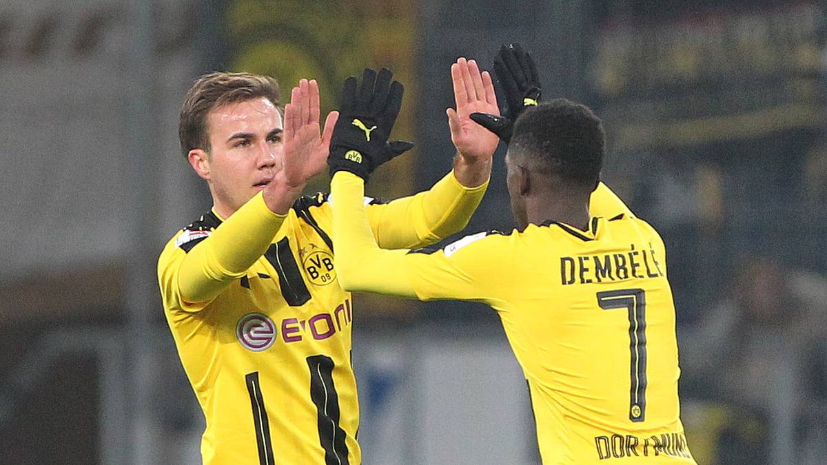 Es ist DER Transfersommer für Watzke und Dortmund. Für ingesamt 110 Millionen Euro kauft der BVB 2016 Mario Götze zurück von den Bayern, holt Sebastian Rode ebenfalls aus München, André Schürrle von Wolfsburg, Raphael Guerreiro und Ousmane Dembélé aus Frankreich, Emre Mor aus Dänemark und Marc Bartra vom FC Barcelona