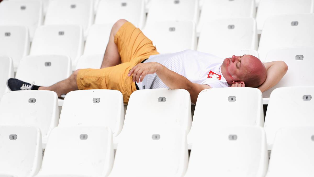 ...nutzt der männliche Kollege die Zeit bis zum Spielbeginn lieber noch für ein Nickerchen