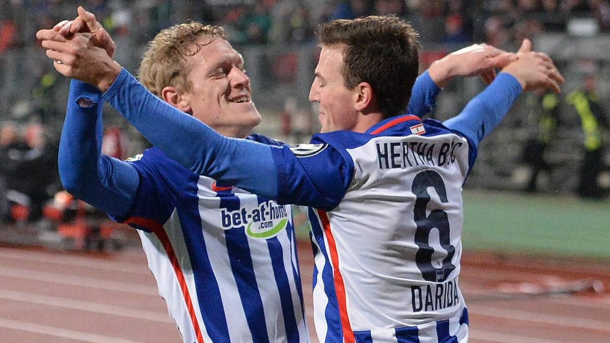 Immerhin wird auch Fußball gespielt: Johannes van den Bergh (l.) gratuliert seinem Hertha-Kollegen Vladimir Darida zu dessen Führungstreffer