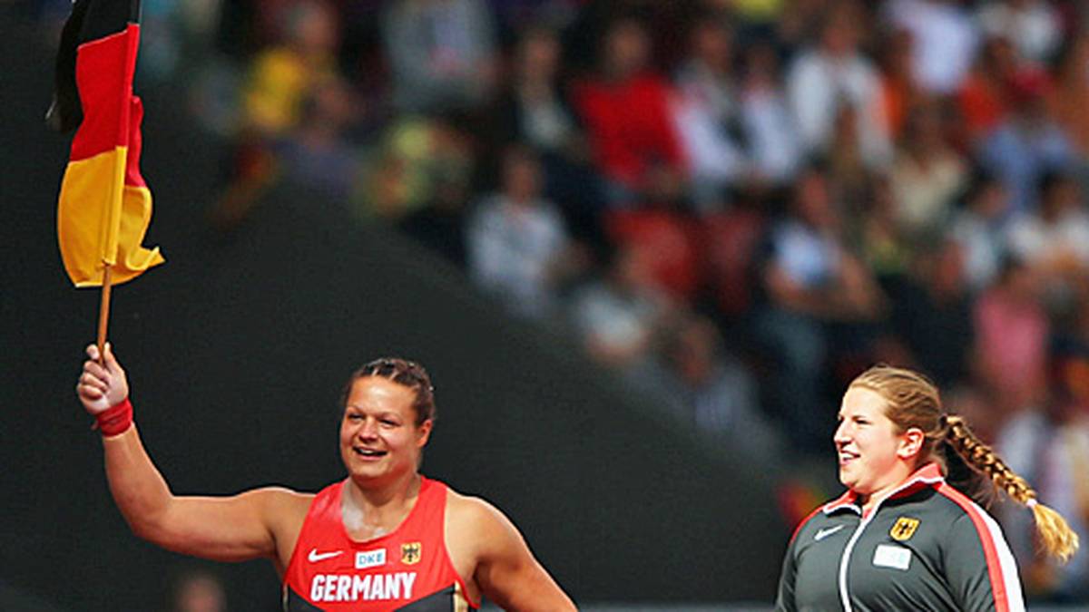 Auch Kugelstoßerin Christina Schwanitz zelebrierte ihre Goldmedaille: Sie macht sich mit Lena Urbaniak und Fähnchen auf die Ehrenrunde