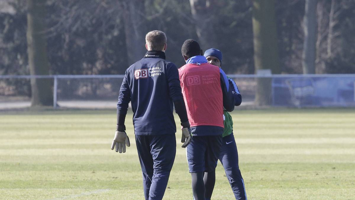 Der Offensivspieler Ronny schlägt verbal zurück. Auch seine Äußerungen fallen unter die Gürtellinie. Salomon Kalou versucht die beiden Streithähne voneinander fernzuhalten
