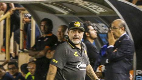 Diego Maradona verliert mit seinem Team und kritisiert Schiedsrichter