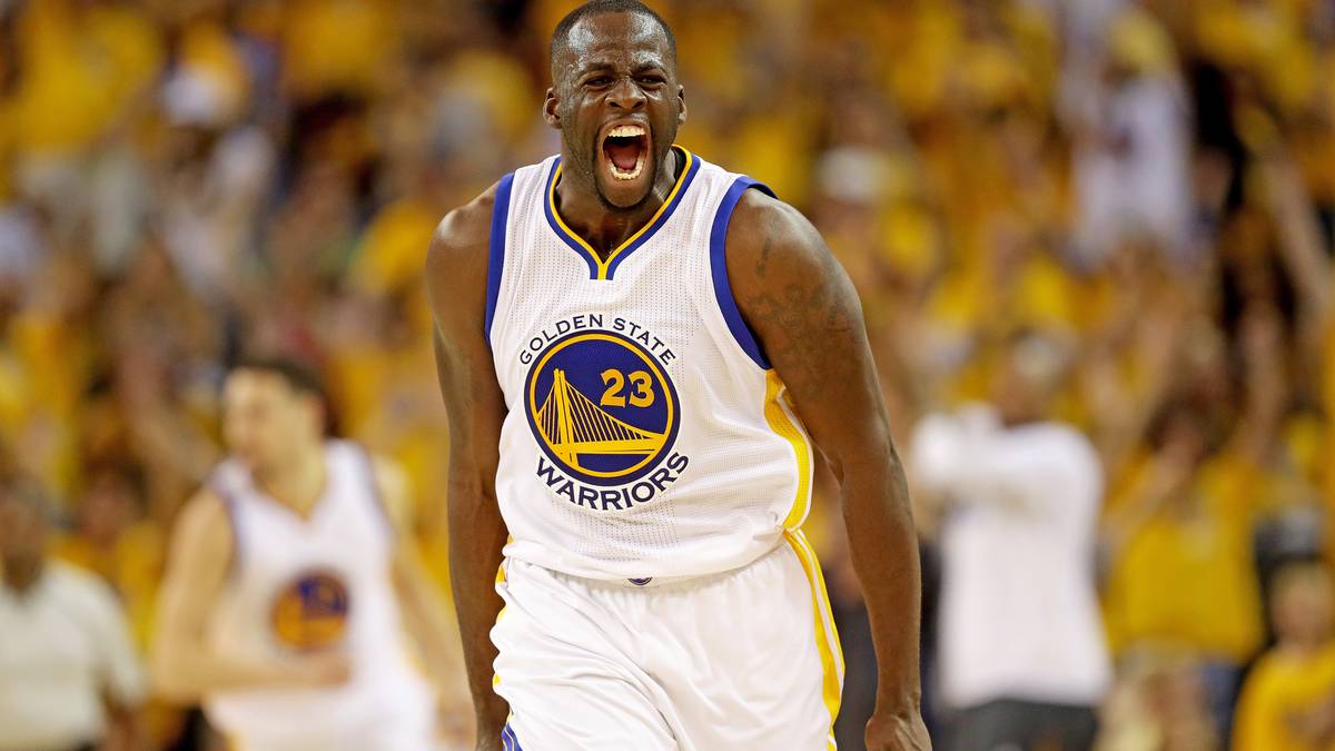 Mit 28 Punkten ist Draymond Green der mit Abstand erfolgreichste Werfer auf dem Feld und schreit seine Freude über den Sieg hinaus