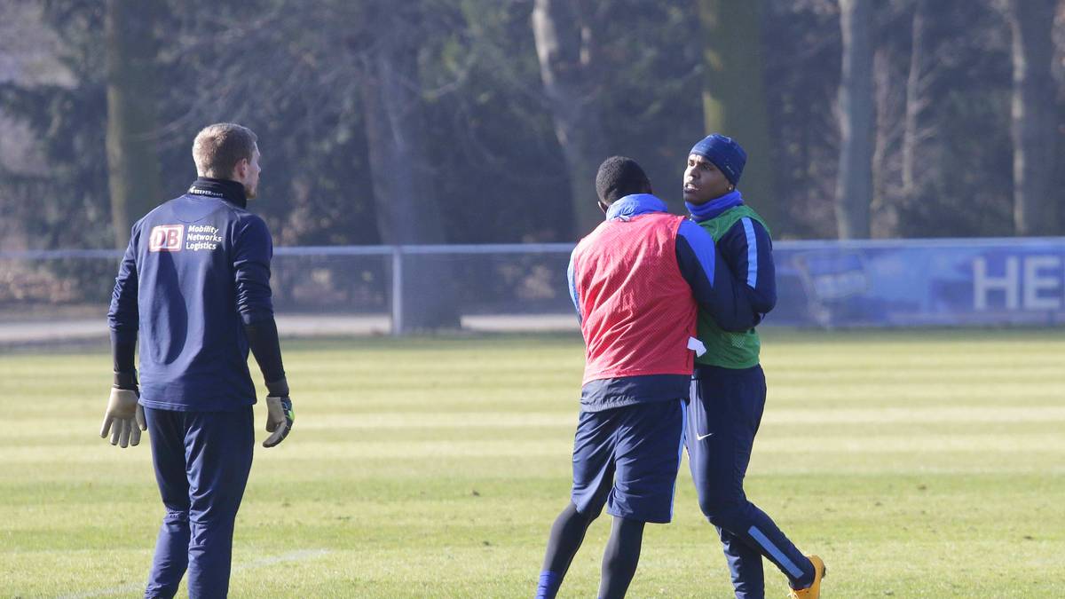 Dann bringt ein normaler Distanzschuss von Ronny (r.) Thomas Kraft (l.) dazu, den Brasilianer lautstark zu attackieren. Der Torwart brüllt seinem Teamkollegen einen Kraftausdruck hinterher