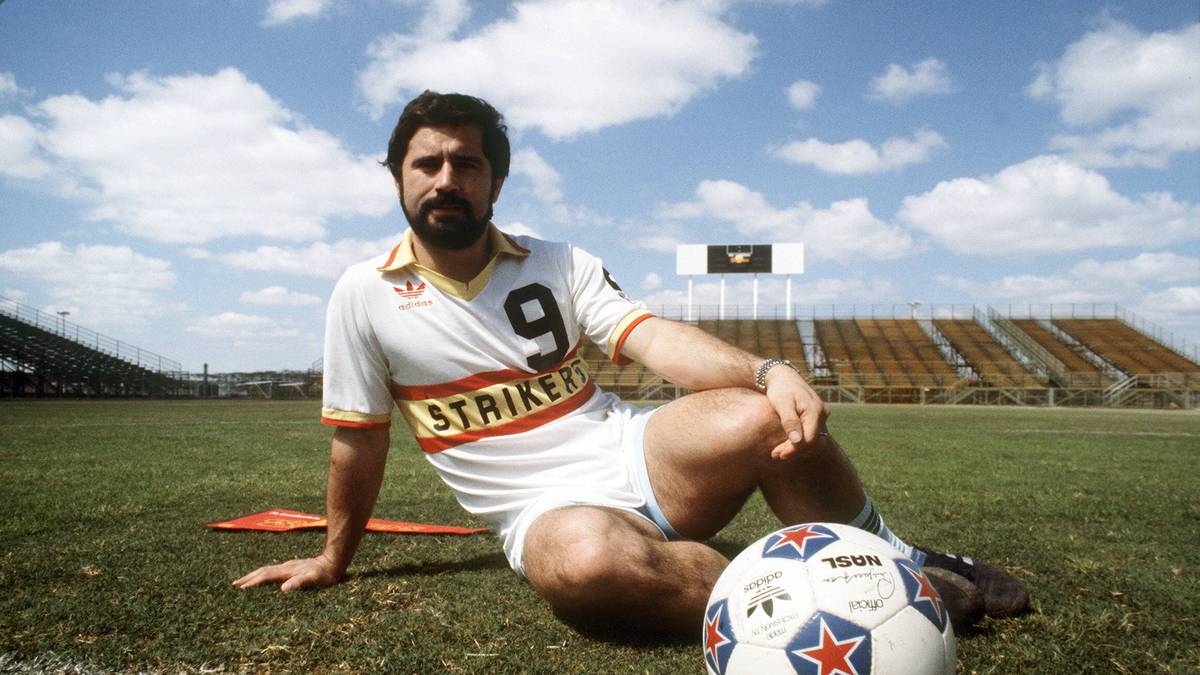 1979 wechselte der Weltmeister von 1974 dann in die USA zu den Fort Lauderdale Strikers. Später arbeitete er beim FC Bayern als Assistenztrainer