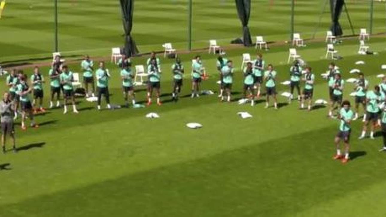 Liverpool-Stars singen für Gerrard