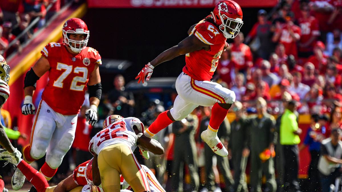Im Februar 2018 geht Star-Running-Back Kareem Hunt sehr gewalttätig gegen eine Frau vor - unter anderem tritt er sie. Ende des Jahres taucht das Überwachungsvideo auf und wird Hunt zum Verhängnis. Die Chiefs feuern den damals 23-Jährigen