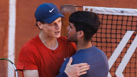 Carlos Alcaraz spricht nach dem Sieg gegen Arthur Rinderknech bei den US Open über seine wachsende Rivalität mit Jannik Sinner. Der Spanier sieht Parallelen zu den 'Großen Drei'.