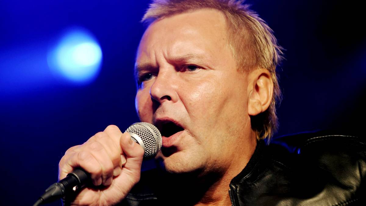 Nykänen machte sich auf die Suche nach einem neuen Lebenssinn: Er versuchte sich unter anderem als Popsänger. Zwar hatte er kein richtiges Gesangstalent, in seiner Heimat lockte Nykänens Prominenz dennoch immer eine gewisse Anzahl an Zuschauern zu seinen Konzerten