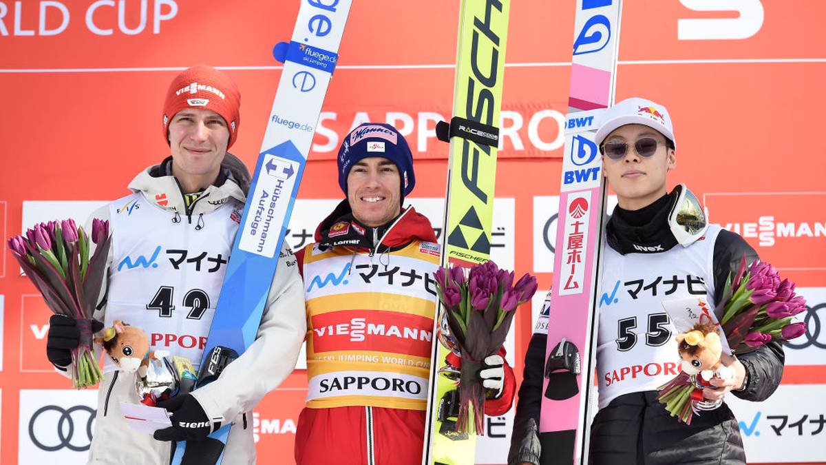 Stephan Leyhe (l.) landete in Sapporo vor Ryoyu Kobayashi (r.) und nur hinter Stefan Kraft (M.) auf Platz 2