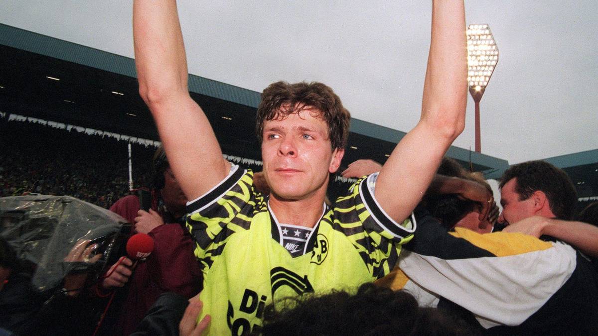 Andreas Möller im Meister-Trikot von Borussia Dortmund 1995