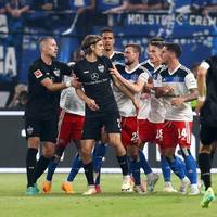 Beim Stuttgart-Sieg im Relegations-Rückspiel jubelt VfB-Profi Enzo Millot vor den Fans des HSV. Die Hamburger ärgern sich über das Verhalten, es kommt zur Rudelbildung. Stuttgart-Coach Sebastian Hoeneß versucht zu schlichten.