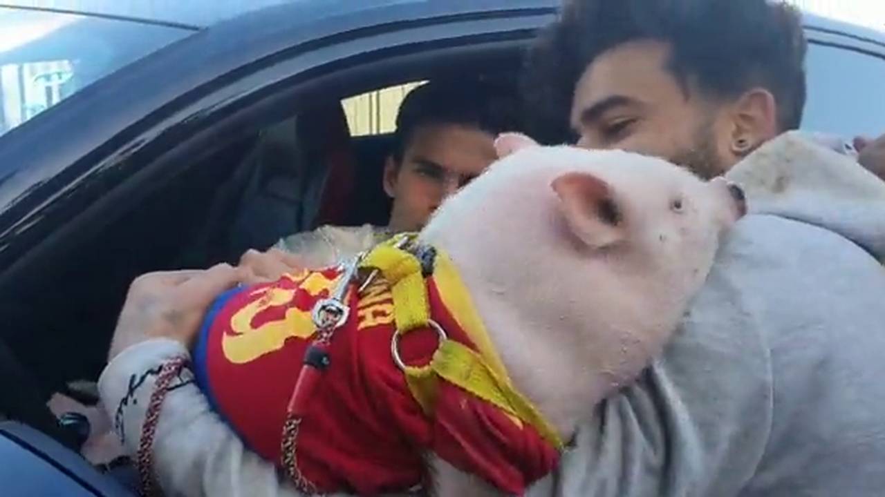 Riqui Puig vom FC Barcelona unterschreibt auf Hausschwein