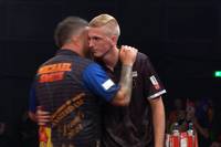 Michael Smith gewinnt ein dramatisches Spiel bei der Darts World Series im Decider gegen Wessel Nijman. Der Engländer hatte eigentlich schon verloren, doch Nijman konnte das Match nicht beenden.