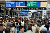 Insgesamt solle sich der Bahnverkehr über das Wochenende wieder normalisieren, hieß es.