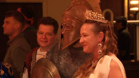 Der 1. FC Köln konnte nach zwei Jahren Corona-Pause wieder seine traditionelle Sitzung im Maritim Hotel feiern. Die Kostüme der FC-Stars reichten von Gladiator bis Arzt.