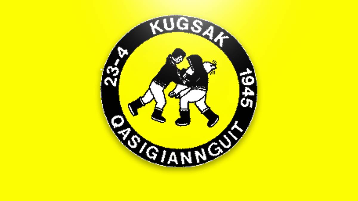 Kugsak-45, Grönland, 1. Liga: Auf Grönland laufen viele Dinge offensichtlich noch anders. Was allerdings eine Robbe in den Händen zweier Männer auf dem Logo eines Fußballvereins soll, können wohl nur die Grönländer selbst beantworten