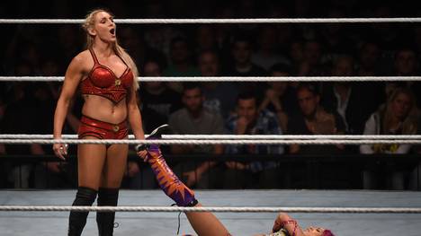 Charlotte Flair (l.) gewann bislang fünfmal die Women's Championship