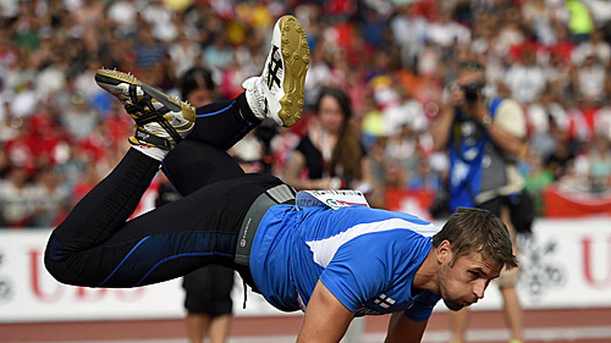 Der Speerwerfer Anti Ruuskanen hat sein eigenes Aufwärmprogramm: Breakdance u mdie Muskeln zu lockern?