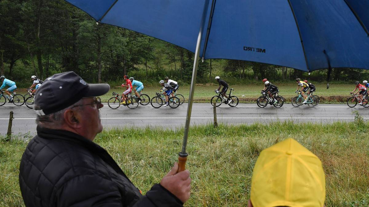 Als noch etwa eine Stunde zu fahren ist, müssen die Zuschauer den Regenschirm herausholen - die Bedingungen werden schlechter