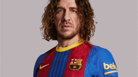Besonderer Look für den Clásico! Carles Puyol präsentiert Barcas Sondertrikot. Die Einnahmen aus dem Verkauf kann der Klub gut gebrauchen.