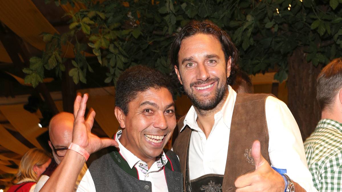 Giovane Elber (l.) imitiert Tonis berühmte Jubelpose, den Ohrenschrauber