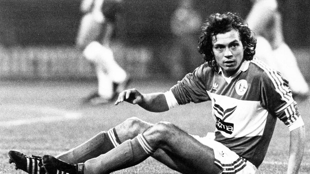 NORBERT JANZON (am 1.7. 1981): Etwas besser läuft es für den Mittelstürmer, der es zumindest auf 21 Einsätze im königsblauen Trikot schafft. Allerdings stehen nur zwei Treffer zu Buche