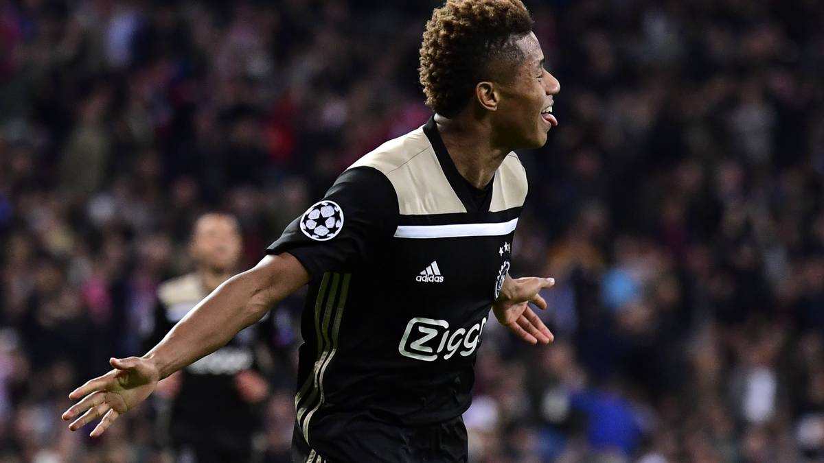 De Telegraaf (Niederlande): "Ajax hat in Europa eine gewaltige Überraschung geschafft. Die Amsterdamer gewinnen in Spanien mit 4:1 gegen Titelverteidiger Real Madrid und holen so die vorherige 1:2-Niederlage auf"