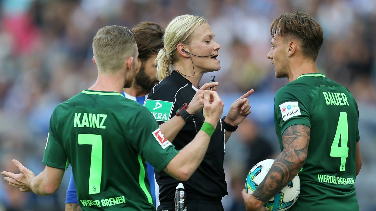 Knifflig ist die Szene auch für Schiedsrichterin Steinhaus, die bei einem Foul von Veljkovic an Darida den Berlinern den Vorteil gewährt. Korrekte Entscheidung!