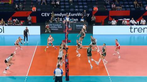 Die deutschen Volleyballerinnen haben bei der Europameisterschaft zum Abschluss der Vorrunde eine Überraschung verpasst. Die bereits für das Achtelfinale qualifizierte Mannschaft von Bundestrainer Giulio Bregoli verlor gegen den Weltranglistenfünften Polen.