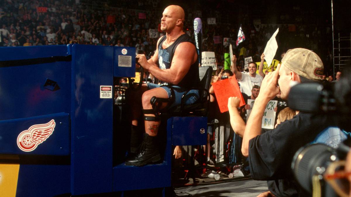28. SEPTEMBER 1998 - Steve Austin musste seinen Titel unter kontroversen Umständen abtreten, er verdirbt seinem Erzfeind McMahon aber die Freude darüber. Er crasht eine geplante Übergabe-Zeremonie mit einem Eishockey-Zamboni
