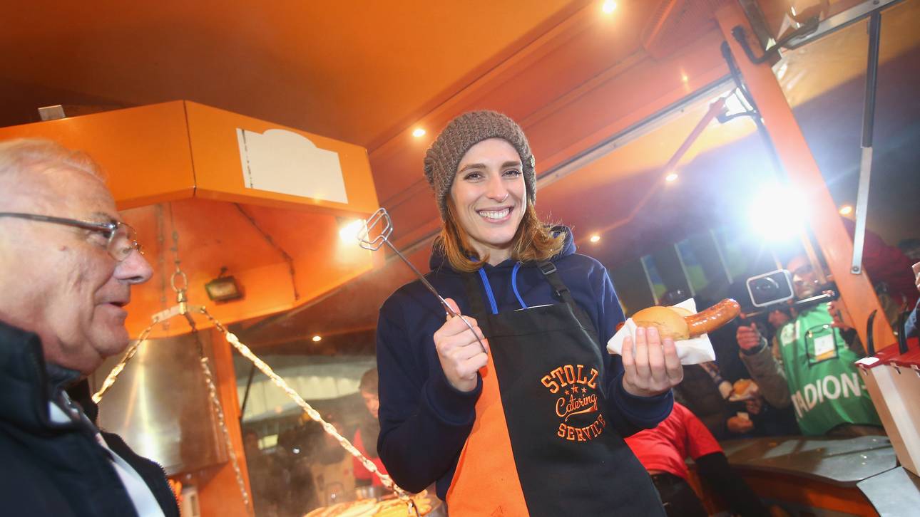 Petkovic grillt Würstchen am Bölle