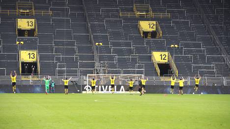 Borussia Dortmund jubelt nach dem Revierderby vor der leeren Südtribüne