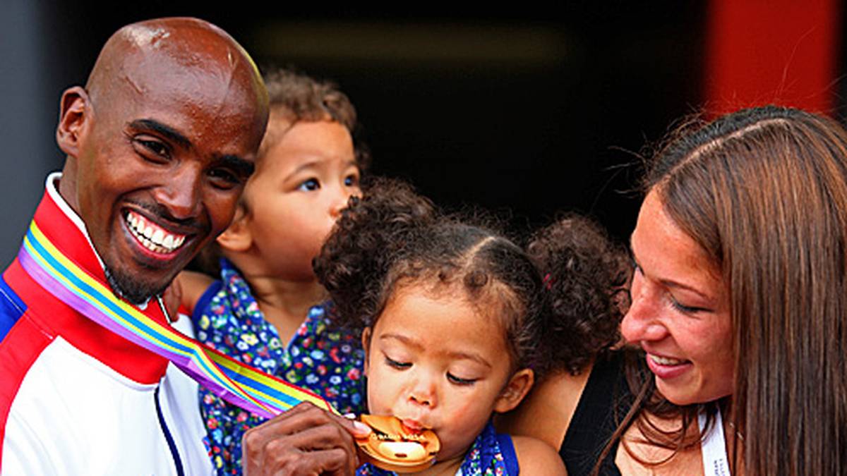 Mo Farah feiert seinen Erfolg über 5000m mit der Familie. Seine Tochter macht gleich mal den Biss-Test mit der Medaille